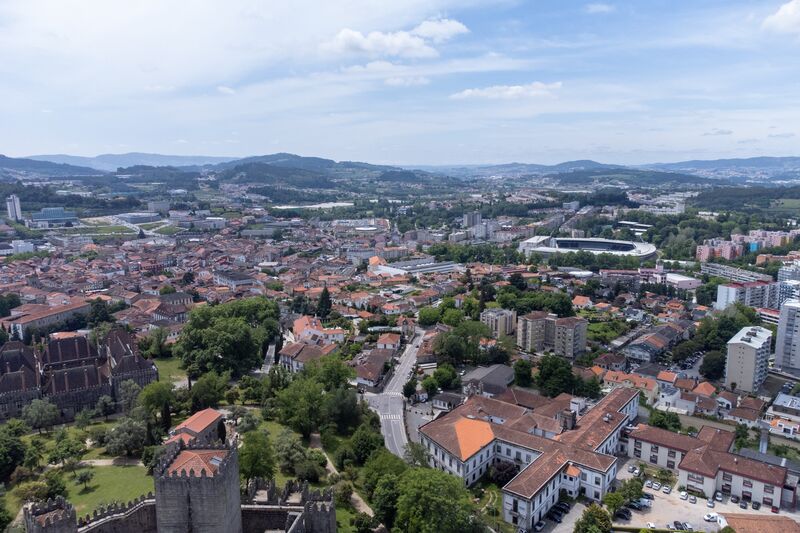 Apartamento T1 junto ao centro Universidade Azurém Guimarães - isolamento térmico, excelente localização, lugar de garagem