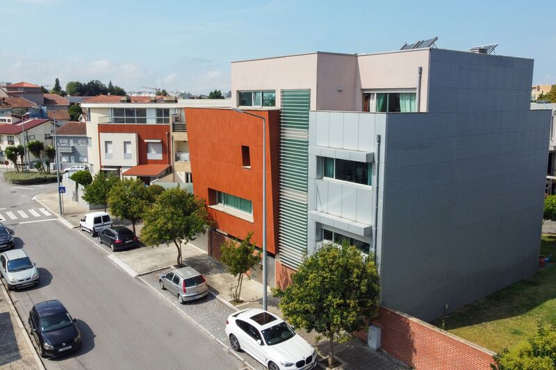 Moradia Moderna no centro V8 Piscinas Ermesinde Valongo - isolamento térmico, ar condicionado, jardim, terraços, garagem, varanda, painéis solares