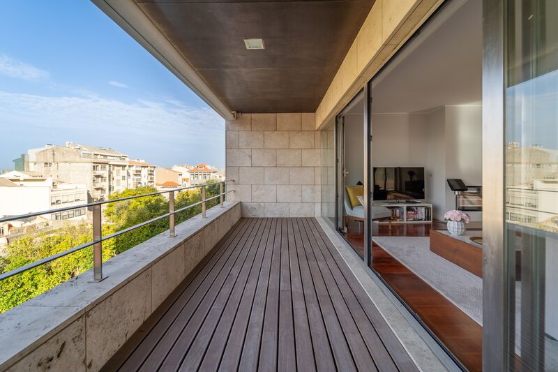 Apartamento Duplex com vista mar T4 Foz Foz do Douro Porto - piscina, muita luz natural, cozinha equipada, varandas, terraços, garagem, vista mar, alarme, lareira, condomínio fechado, jardins