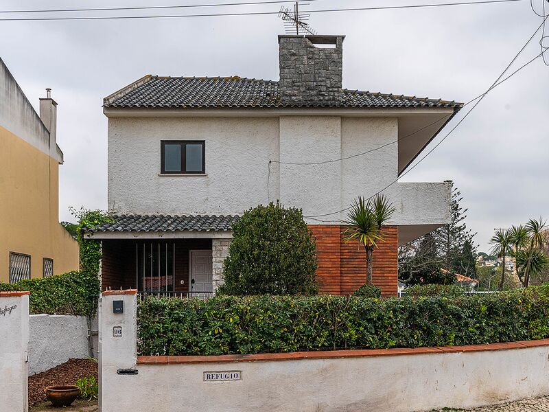 Moradia V3 Remodelada em urbanização Estoril Cascais - varanda, garagem, cozinha equipada, lareira, jardim