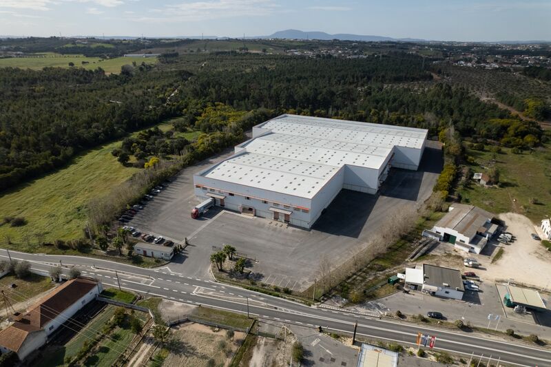 Armazém novo com 14688m2 Vale da Pedra Cartaxo - estacionamento