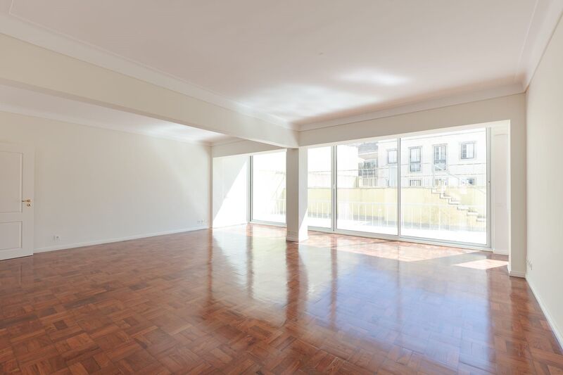 Apartment 4 bedrooms Lapa Estrela Lisboa - double glazing, garage, garden, terrace, green areas, equipped, air conditioning, kitchen