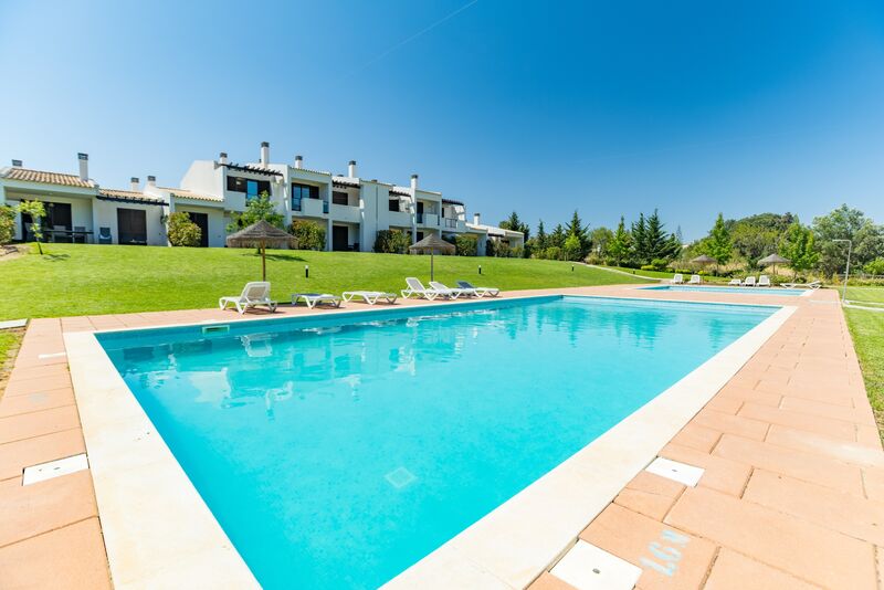 Apartamento T2 Alto Golf Alvor Portimão - lugar de garagem, piscina, equipado, parque infantil, varanda, mobilado, condomínio privado, ar condicionado
