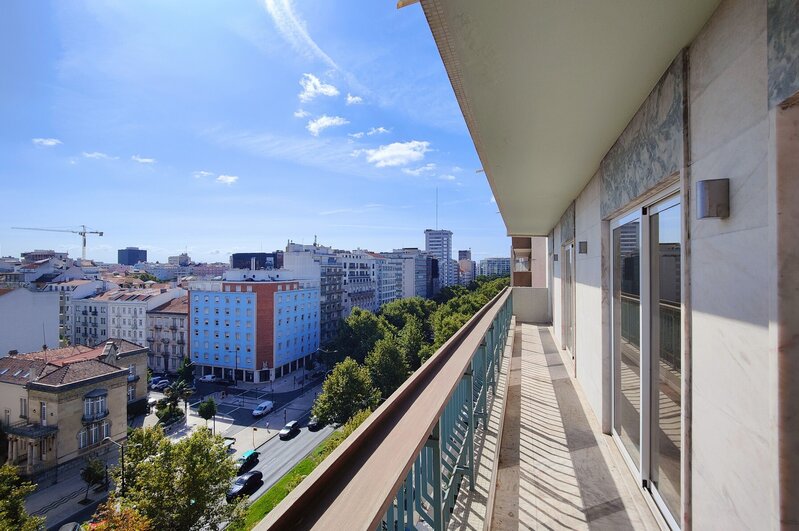 Apartamento T4 renovado, com varanda e garagem na Avenida da República