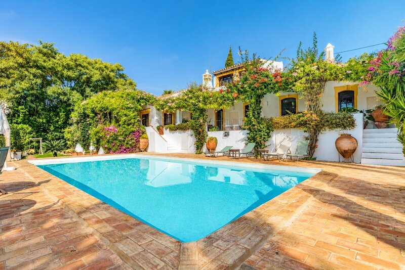 Casa V7 Boliqueime Loulé - banho turco, vista mar, churrasqueira, piscina, jardim, lareira, varanda, tênis