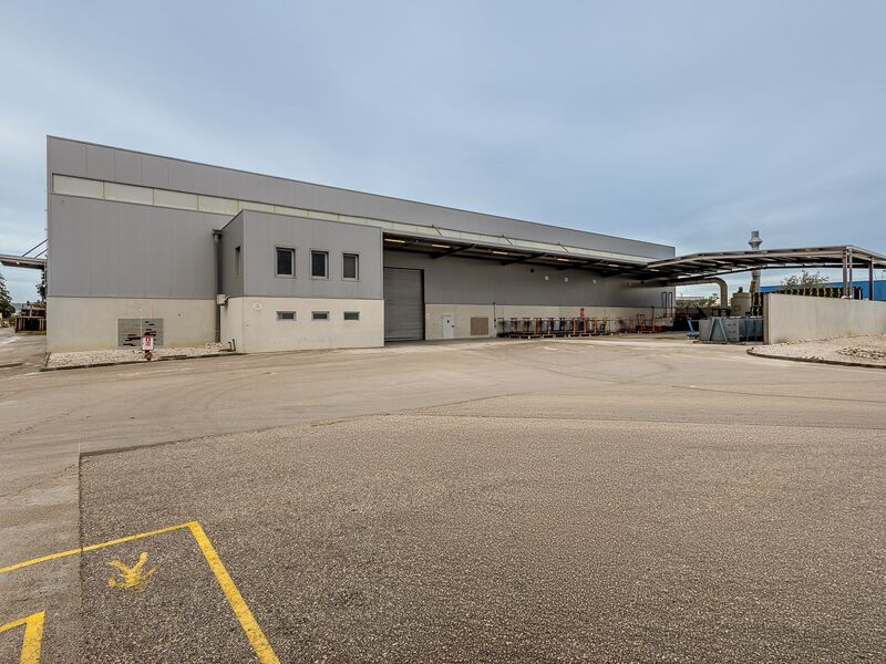 Armazém Industrial com 2485m2 Centro  Carregado Alenquer - vestiários