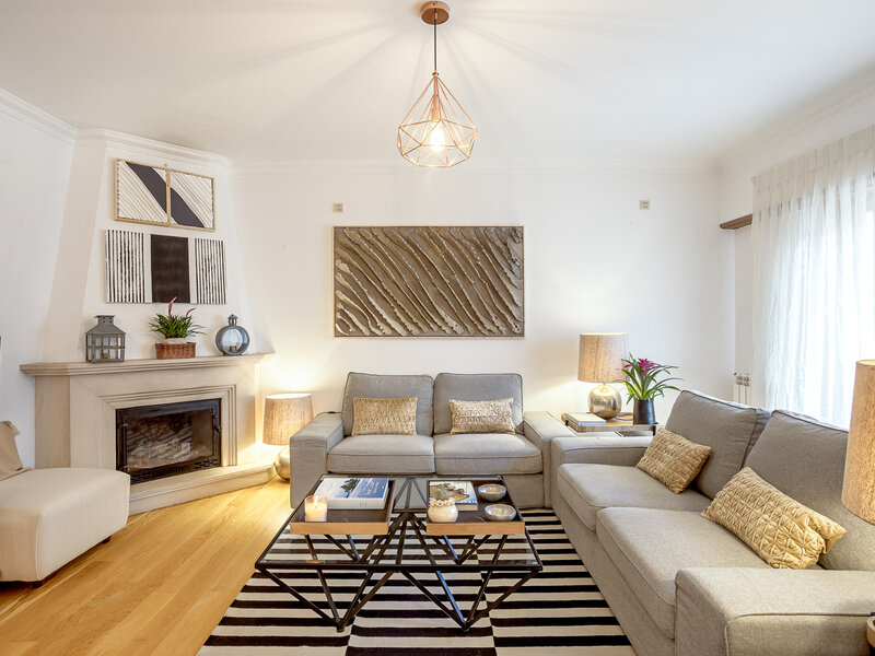 House 4+1 bedrooms Alcabideche Cascais - green areas, gated community, swimming pool, central heating, equipped kitchen, garden, fireplace, store room, balcony, garage, playground
