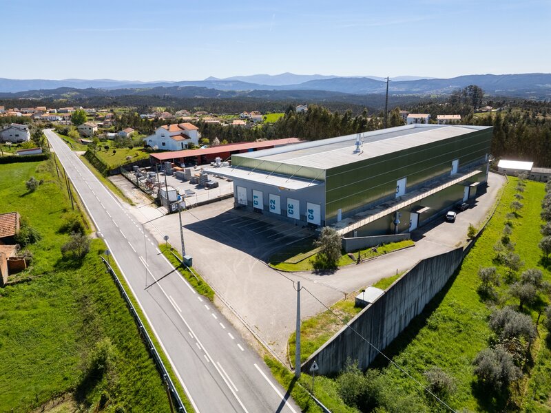 Armazém com 4617m2 Covais Penacova - estacionamento