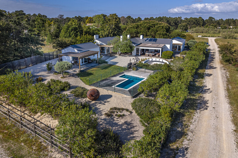 Moradia Renovada em excelente estado V5 Brejos da Carregueira de Baixo Comporta Alcácer do Sal - lareira, ténis, bbq, jardim, painéis solares, piso radiante, piscina, terraço