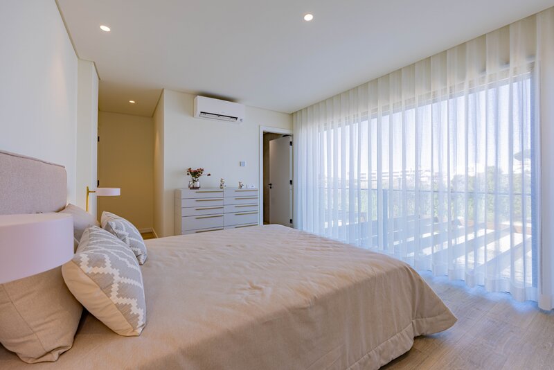 Moradia nova em banda V4 Montenegro Faro - cozinha equipada, piso radiante, ar condicionado, jardim, vista mar, piscina, painéis solares, terraço