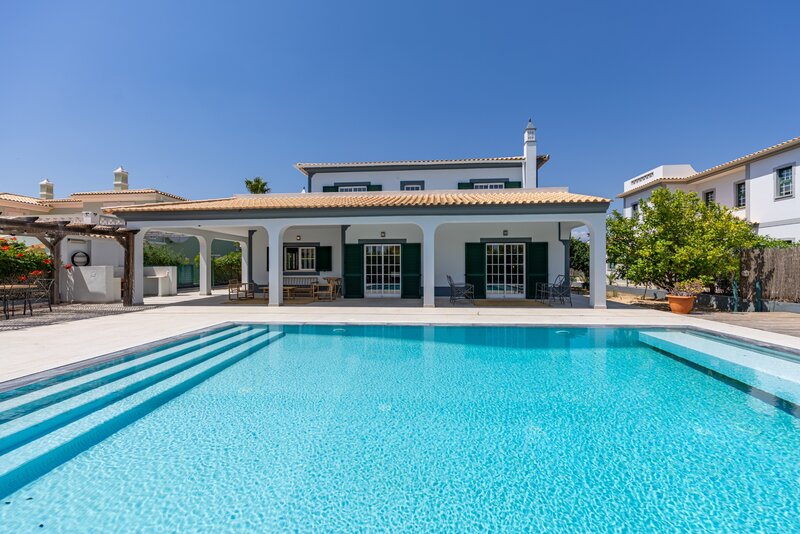 Moradia V4 Renovada em excelente estado Almancil Loulé - alarme, jardim, bbq, ar condicionado, lareira, piscina