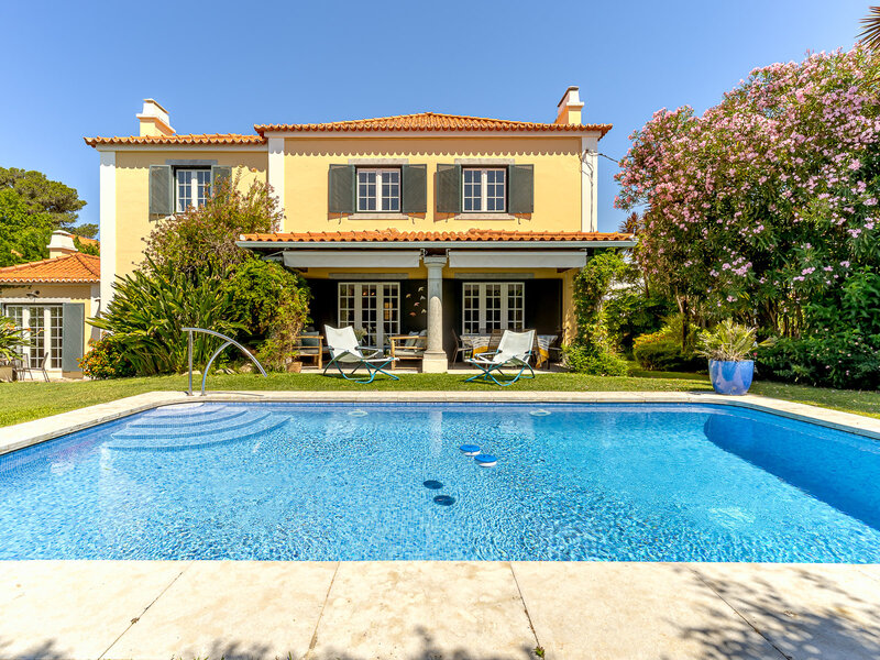 House 7 bedrooms Isolated Cascais - garage, alarm, equipped, central heating, fireplace, swimming pool, garden