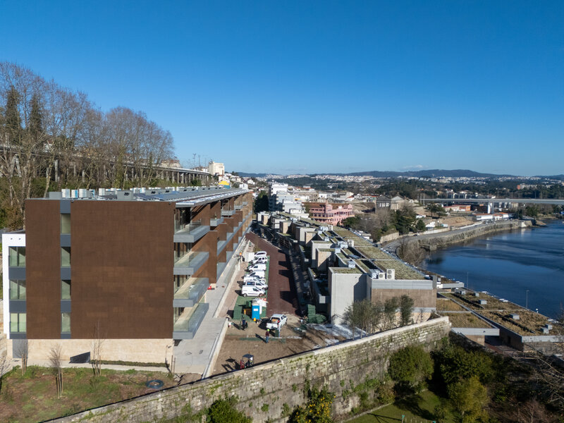 дом V3 Freixo Campanhã Porto - закрытый жилой комплекс, бассейн, террасы, зеленые зоны, балконы, теннисный корт, сады