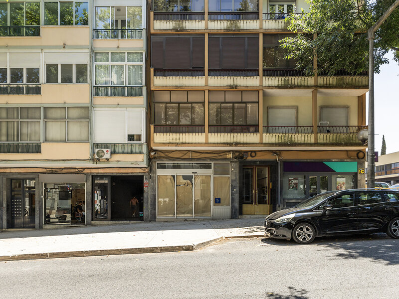 Loja para arrendar na Av. Gomes Pereira, em Benfica, Lisboa