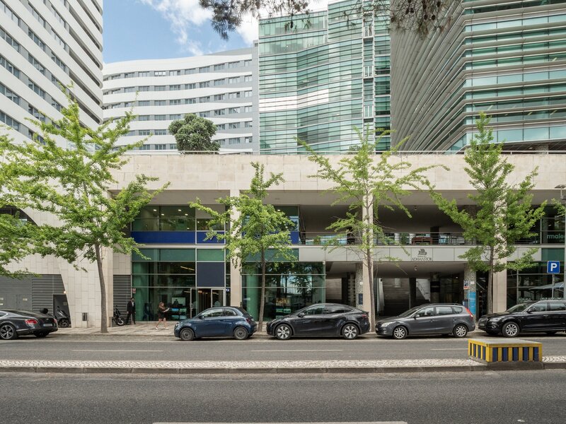 Loja para arrendar no edifício Adamastor, no Parque das Nações