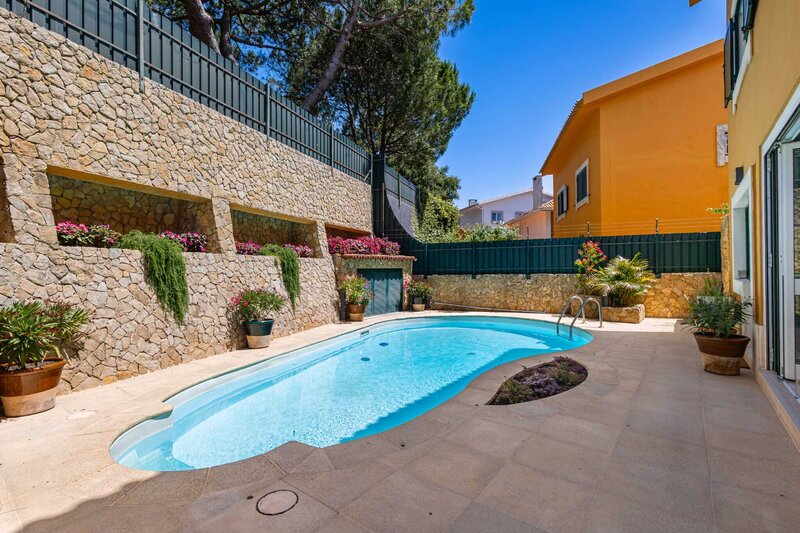 House 4 bedrooms in good condition Alcabideche Cascais - garage, balcony, barbecue, automatic gate, swimming pool, garden, fireplace, attic, air conditioning, terraces