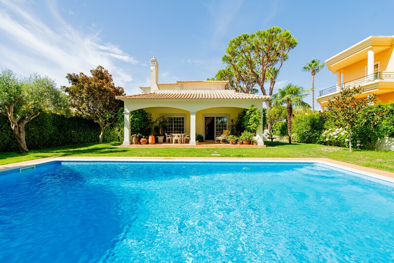House Isolated 5 bedrooms Vilamoura Quarteira Loulé - terrace, garage, air conditioning, barbecue, swimming pool, automatic gate, garden, fireplace