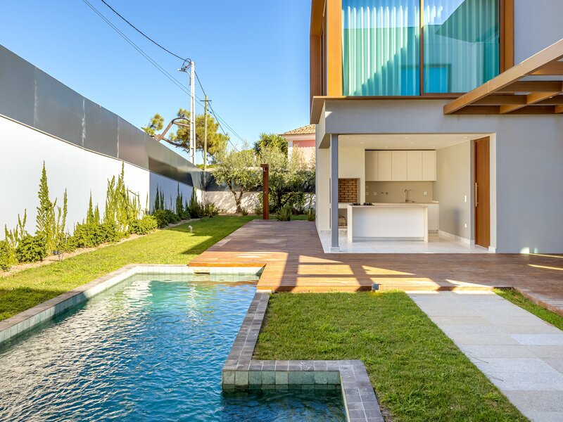 Moradia em condomínio fechado T4 com piscina e jardim, no Estoril, Cascais