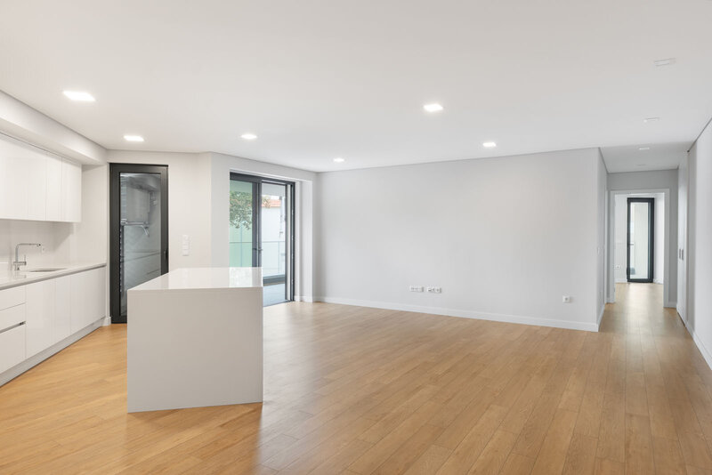 Apartamento T2 novo, na Parede, junto praia, com garagem e elevador