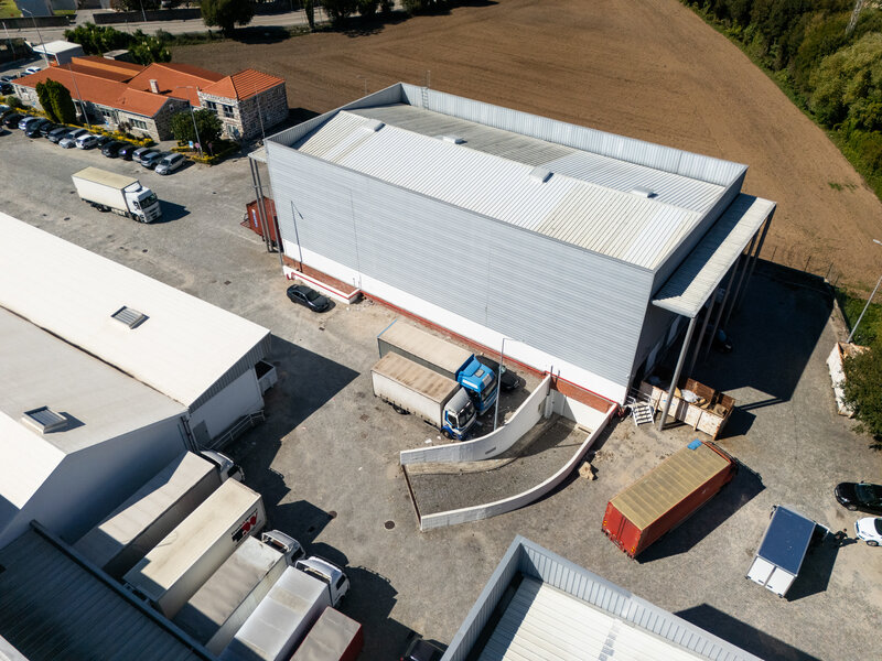 Entrepôt Industriel with 685sqm Crestins Moreira Maia