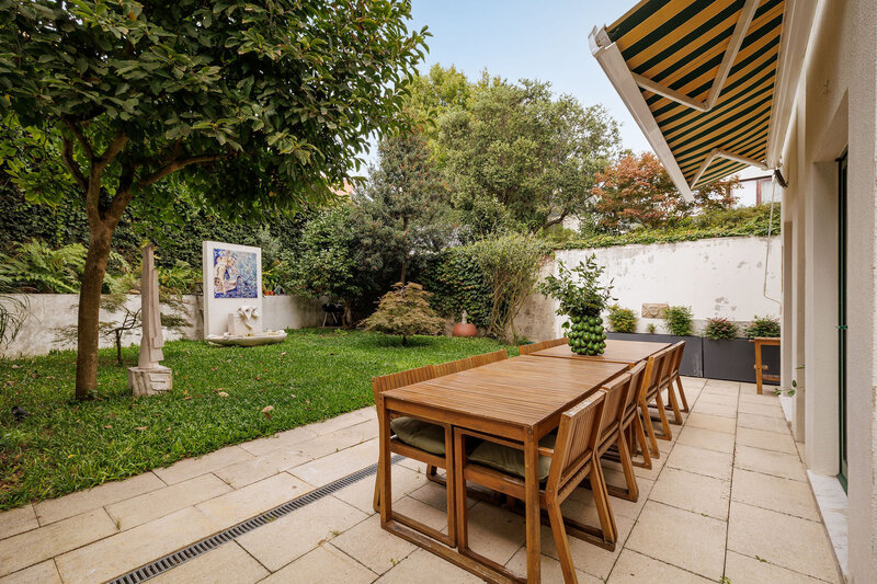 Moradia T4 com jardim, terraço e garagem na Foz Velha