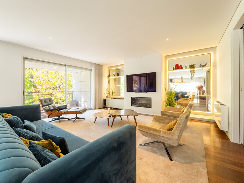 Apartamento T6 no Fluvial, com garagem box fechada