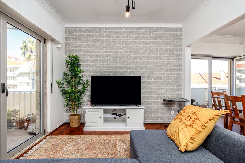 Apartamento Remodelado T2 à venda Póvoa de Santo Adrião Odivelas - vidros duplos, varandas, 3º andar