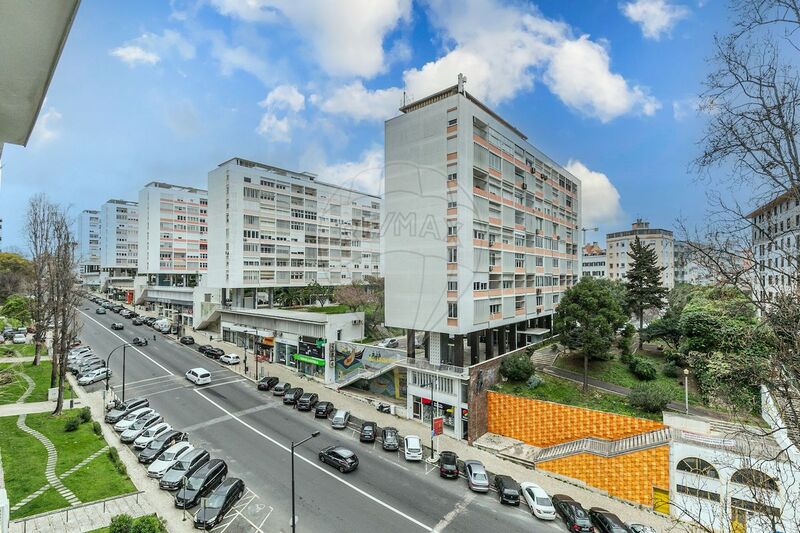Apartamento T4 para remodelar Estrela Lisboa - varandas