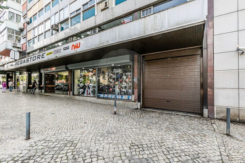 Магазин в центре Campolide Lisboa - гараж