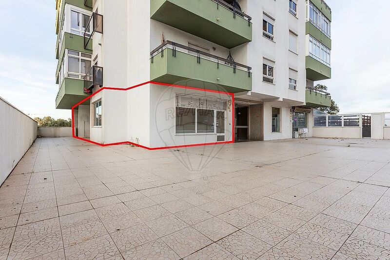 Loja Alfragide Amadora - montra, garagem