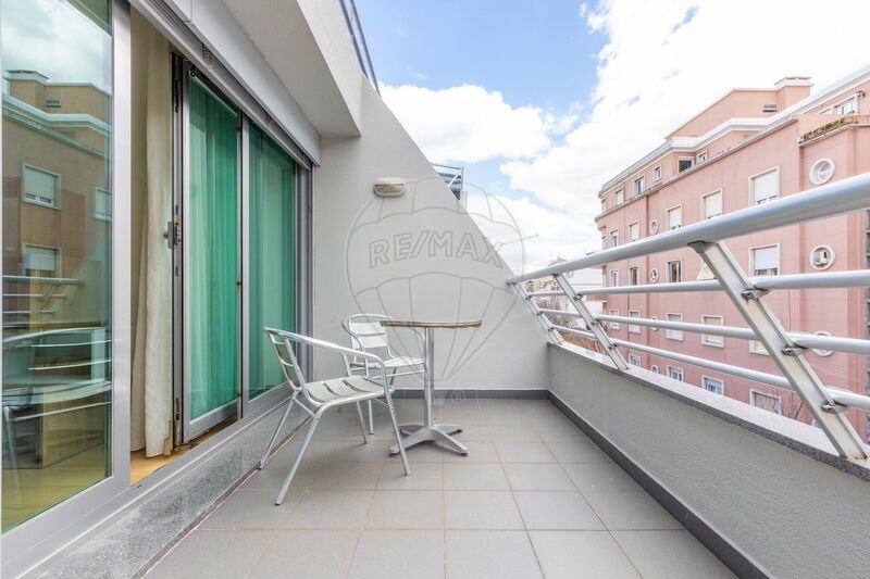 Apartamento T2 Duplex no centro Arroios Lisboa - ar condicionado, varanda, vidros duplos, terraço, arrecadação, isolamento térmico, mobilado, garagem