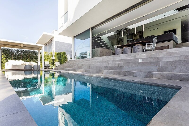House 3 bedrooms Cascais - video surveillance, swimming pool, air conditioning, alarm, garden, solar panels, store room, balconies