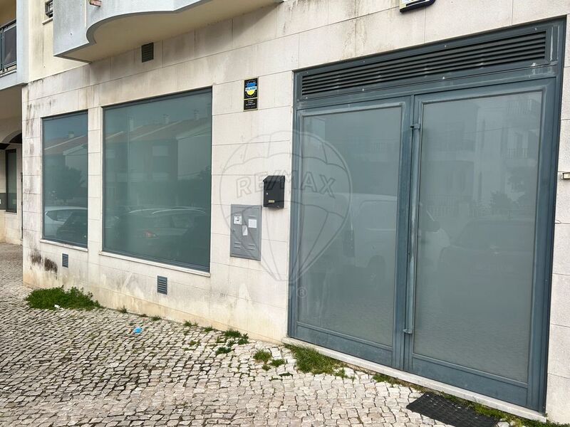 Loja Equipada em zona residencial Almada - wc
