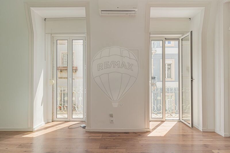 Apartment T1 Refurbished in the center Santa Maria Maior Lisboa - balcony, air conditioning, double glazing, 2nd floor, kitchen, furnished