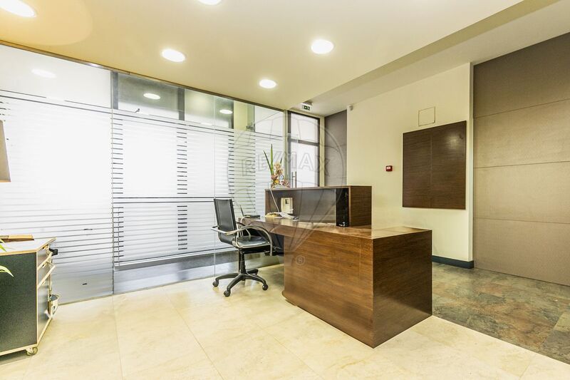офис экипирован Carnide Lisboa - двойные стекла, система кондиционирования, подсобное помещение, двойные стекла, ресепшн, гараж
