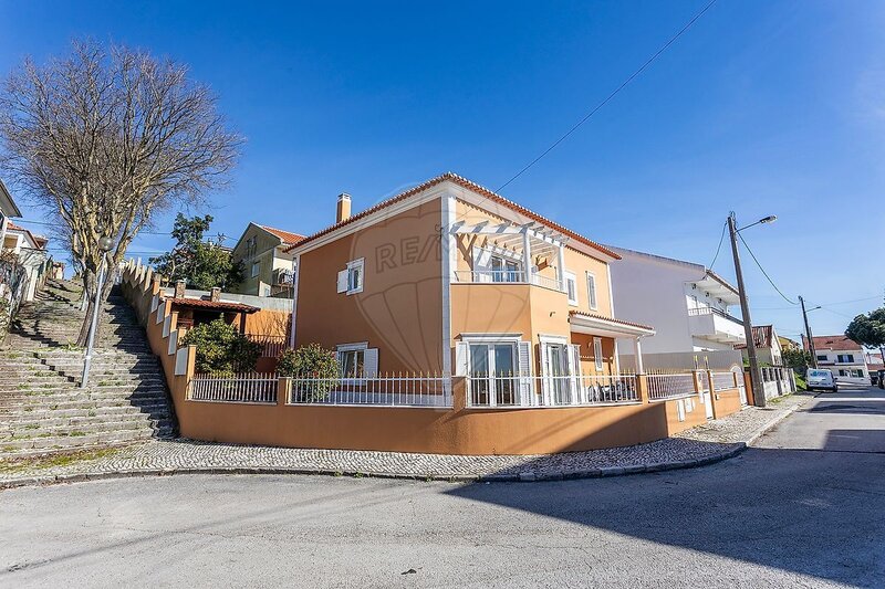 Casa V5 Odivelas - barbacoa, ático, balcones, calefacción central, caldera, aire acondicionado, garaje, paneles solares