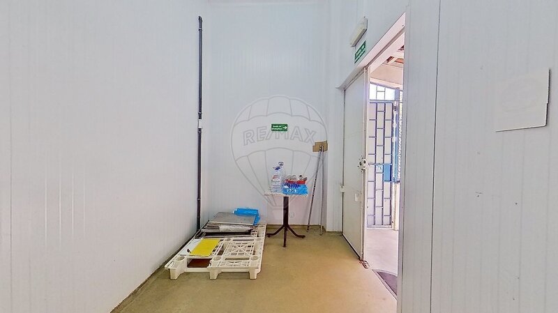 Talo Teollisuus with 418sqm Sintra - wc-tilat