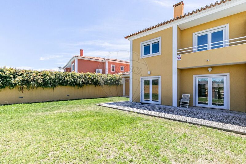 House 4 bedrooms Semidetached excellent condition Alcabideche Cascais - garage, plenty of natural light, equipped kitchen, central heating, garden, fireplace