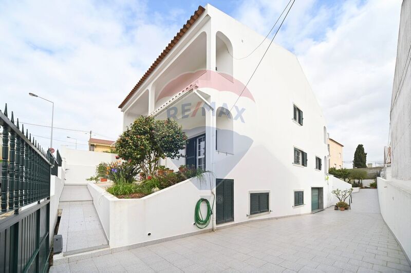 À venda Moradia V4 Mina de Água Amadora - salamandra, lareira, garagem, jardim, portão automático, varandas, aquecimento central