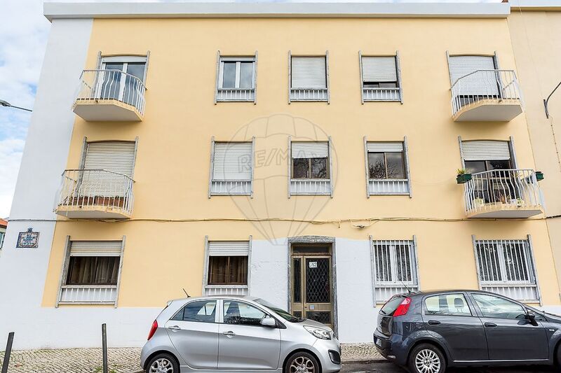 Apartment Refurbished spacious 3 bedrooms Venteira Amadora - balcony, balconies, lots of natural light