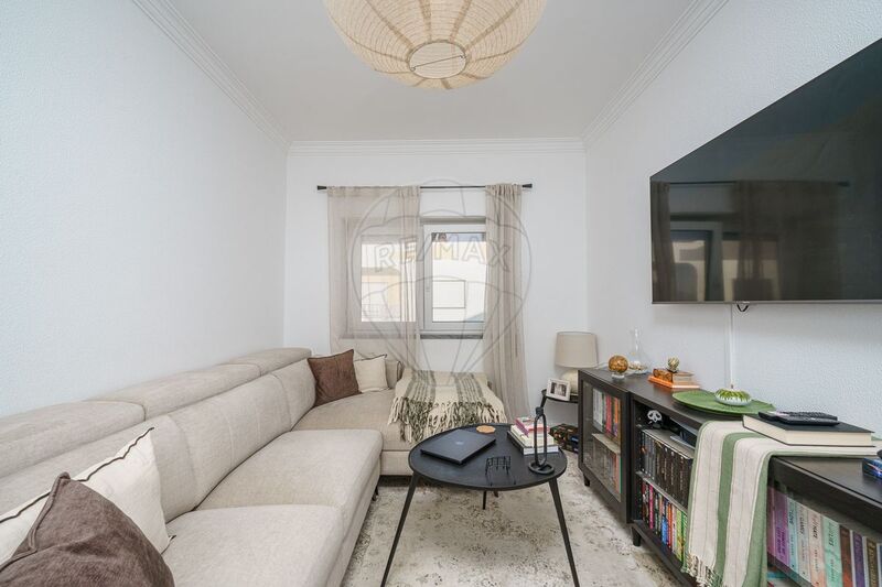 Apartamento em zona central T2 Pinhal Novo Palmela - marquise, varanda, lareira, jardins, sótão, arrecadação