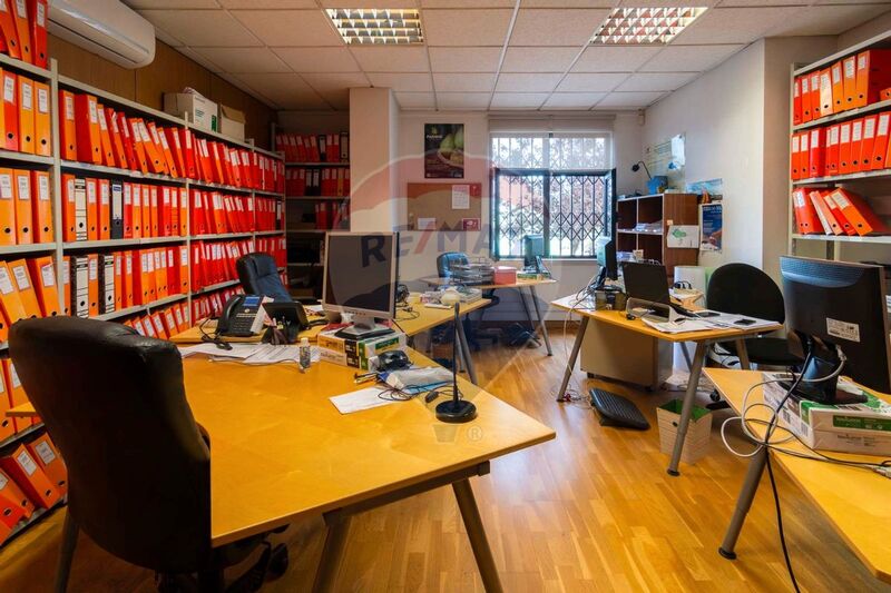 Office near the center Areeiro Lisboa - store room, meeting rooms