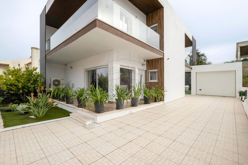 House Modern spacious V4 Palmela - balcony, automatic gate, garage, air conditioning, plenty of natural light, central heating, parking lot, heat insulation, barbecue