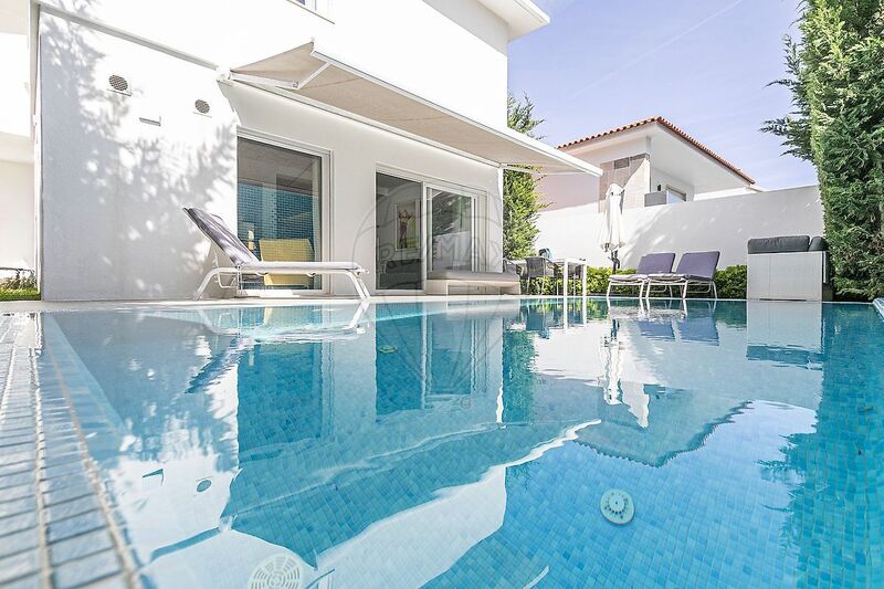 House 4 bedrooms Cascais - garden, store room, air conditioning, double glazing, swimming pool, plenty of natural light, balcony