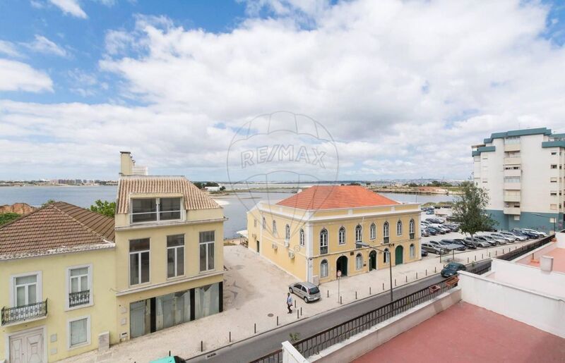 Apartment 2 bedrooms in the center Barreiro - 3rd floor, river view, kitchen, balcony