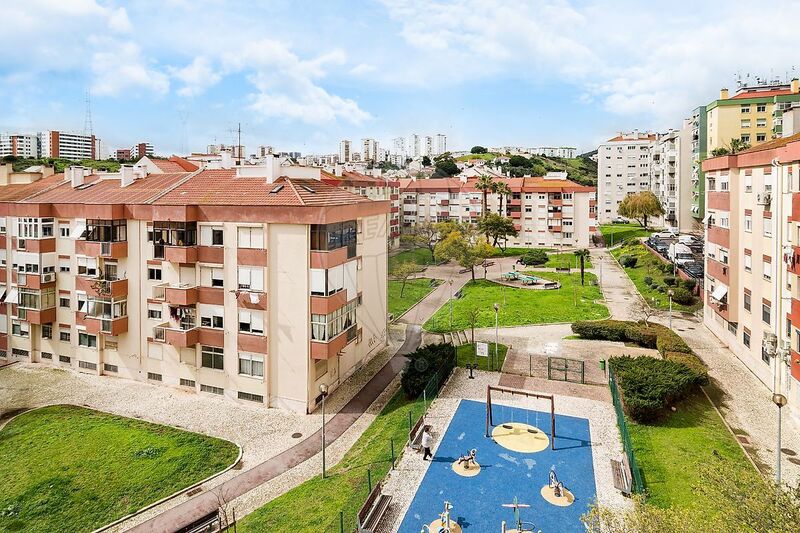 Apartamento T4 bem localizado Odivelas - cozinha equipada, varanda, mobilado, jardim