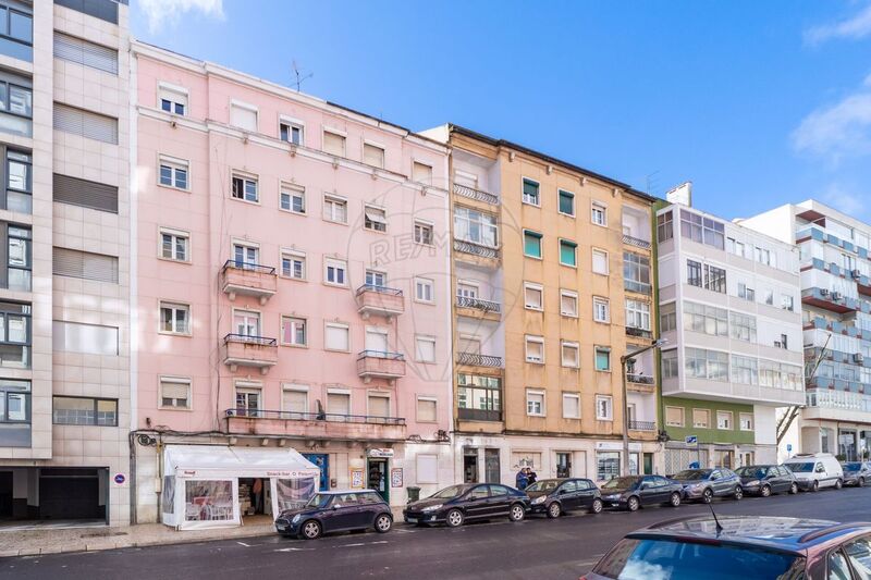 Apartamento Remodelado no centro T3 Avenidas Novas Lisboa - r/c, jardim, vidros duplos, 2º andar, excelente localização