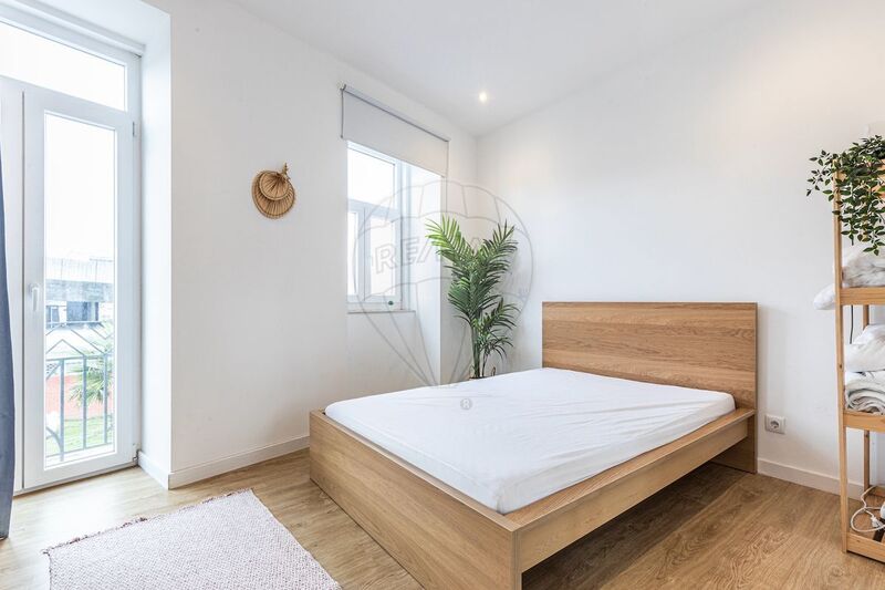 Apartamento T2 em bom estado Campolide Lisboa - 1º andar, mobilado, cozinha equipada, piscina