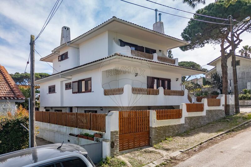 House 5 bedrooms Isolated Almada - solar panels, alarm, air conditioning, fireplace, double glazing, balcony