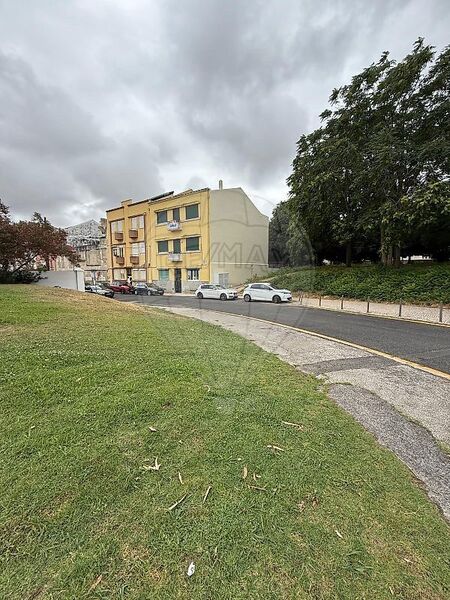 Apartment 3 bedrooms in good condition Alvalade Lisboa - garden, swimming pool, thermal insulation, gardens